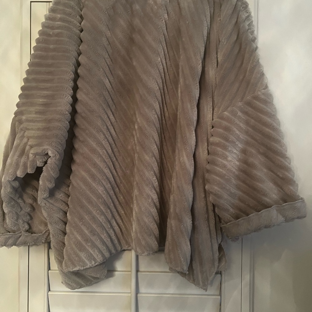 Gray Poncho Sleeves TOP with AUBURN LOGO - Picture 2 of 4